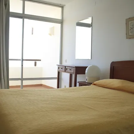 Ξενοδοχείο με διαμερίσματα Edificio - Local 2*
